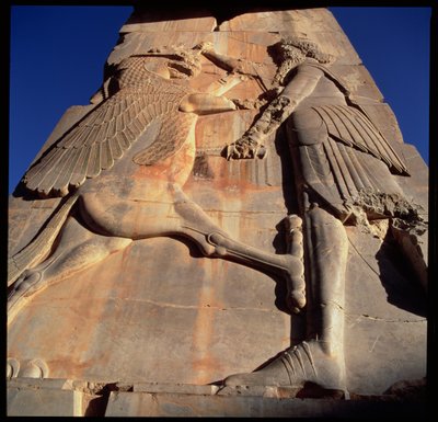 Idealiserad hjältekung, som antas vara Xerxes (ca 519-465 f.Kr.), knivhugger ett monster, detalj från Xerxes tronhall, ca 480 f.Kr. (se 179110). av Achaemenid