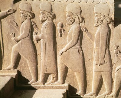 Relief som visar medianvakter från trappan till Triplyon Hall, Achaemenian Period, 6-500-talet f.Kr. (kalksten) av Achaemenid