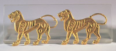 Två lejonsekvenser som syddes på ceremoniella dräkter, från Hamadan, ca 400-talet f.Kr. (guld) av Achaemenid