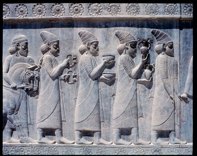 Vy över relieferna från den östra trappan: Assyriska ambassadörer kommer med erbjudanden och presenter av Achaemenid