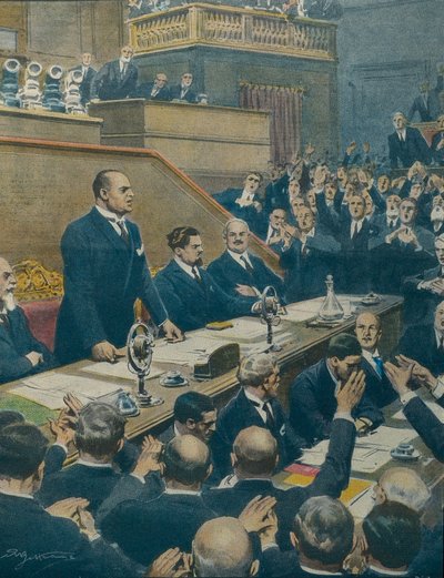 MUSSOLINI, Benito (1883-1945). Italiensk fascistpolitiker, Italiens hertig (ledare) (1925-1943). Mussolini tillkännager alliansen som nåtts mellan de fyra västmakterna till senaten. Achille Beltrame (1871-1945) från La Domenica del Corriere, 7 juni av Achille Beltrame