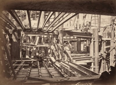 Arbetare på balkar till Auditorium, Nya Parisoperan,ca. 1867 (foto) av Achille Delmaet