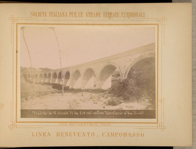 Viadukt med 14 bågar på 8,00 meter över Fascoluccioklyftan vid kilometer 75 + 467 av Achille Mauri