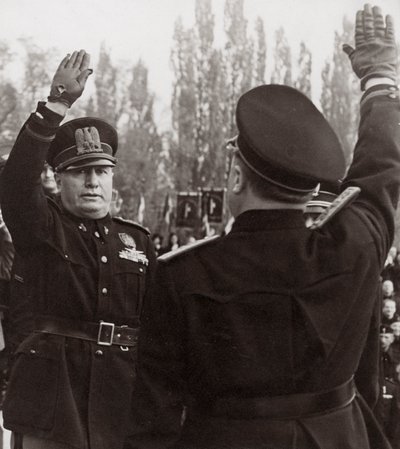 Benito Mussolini hedrar en fascistisk tjänsteman med en hälsning (s/v foto) av Achille Villani