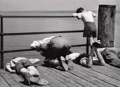 Busy With Fishing, Italien, ca 1950-60 (silvertryck av gelatin) av Achille Villani