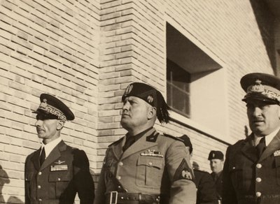 Invigning av byggnaderna på den kungliga flygplatsen "Fausto Pesci" i Bologna, byggd av företaget Mauro Toschi fu Ulisse, i närvaro av hertigen Benito Mussolini, 24/10/1936 (s/v foto) av Achille Villani
