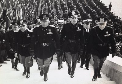 Mussolini vid en militärparad (s/v foto) av Achille Villani