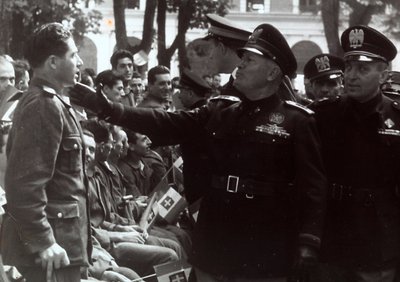 Mussolini hälsar en soldat (s/v foto) av Achille Villani