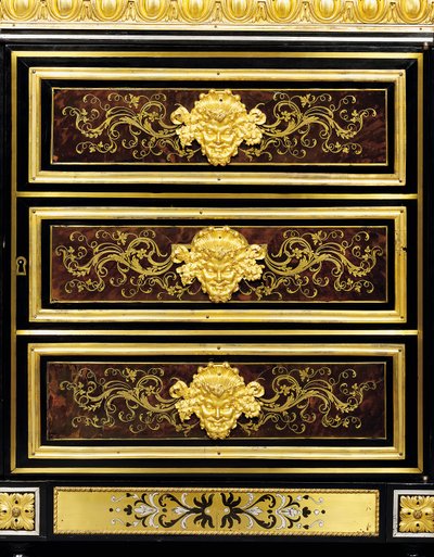 Detalj av ett sent Louis XVI ormolu-monterat sidoskåp i boulle intarsia av Adam (attr. to) Weisweiler