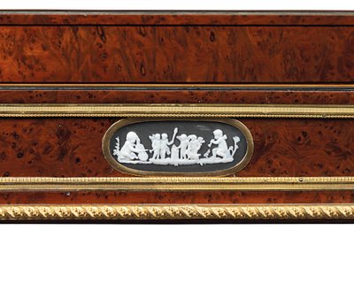 Sen Louis XVI ormolu och cameo-monterad burr idegran trä och mahogny bord travailleuse (ormolu, idegran och mahogny) av Adam Weisweiler