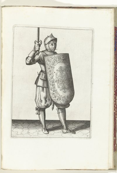 Targe and Rapier Exercise: Soldaten håller den dragna rapiern inte högre än sitt ansikte (nr 5), 1618 Nassausche Wapen-Handelinge, van Schilt, Spies, Rappier and the Targe: beyde figuerlick avbildad och inramad efter den nya ordningen [av] av Adam van Breen