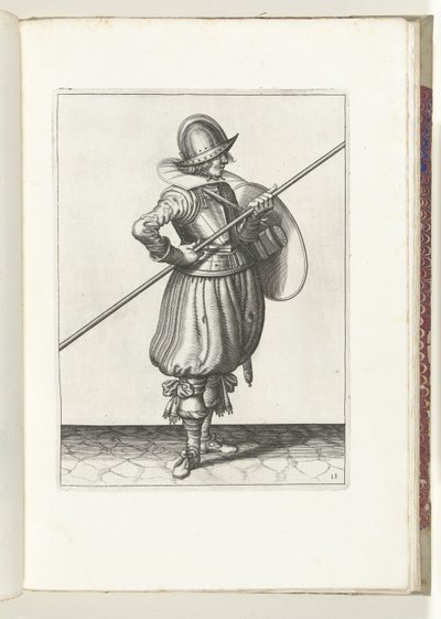 Sköld- och spikövningen: Soldaten flyttar spiken till dragposition på två gånger, första rörelsen (nr 13), 1618 Nassausche Wapen-Handelinge, van Schilt, Spies, Rappier and the Targe: beyde figuerlick avbildad, slut inramad efter den nya av Adam van Breen