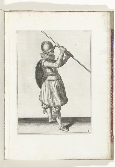 Övningen med sköld och spik: Soldaten med spiken vinklad i båda händerna och skölden på ryggen (nr 2), 1618 Nassausche Wapen-Handelinge, van Schilt, Spies, Rappier ende Targe: avbildad av figuren och poserad efter den nya ordningen [va av Adam van Breen