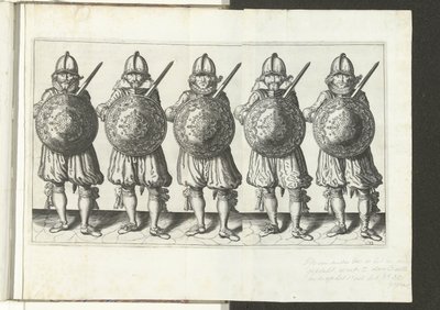 Sköld- och spikövningen: Fem soldater som står sida vid sida i linje med griparen i höger hand och skölden framför bröstet (nr 32), 1618 Nassausche Wapen-Handelinge, van Schilt, Spies, Rappier andde Targe: beyde figuerlick avbildad av Adam van Breen