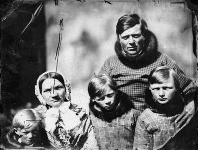 Dansk tjänsteman (Hans Elberg) med familj av Admiral Edward Augustus Inglefield