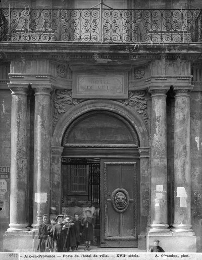 Grupp skolpojkar lämnar Hotel de Ville, ca 1890-99 av Adolphe Giraudon