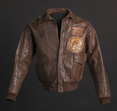 Tuskegee Airman flygjacka som bars av överstelöjtnant Woodrow W. Crockett, 1942. av Aero Leather Clothing Co.