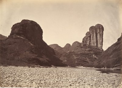 Piled Stone Mountain nära Sing Chang, ca. 1869. av Afong Lai