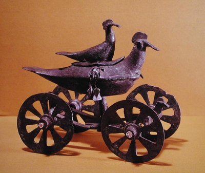 Votiv vagn i form av två fåglar, från Glasinac nära Sarajevo (brons) av Iron Age