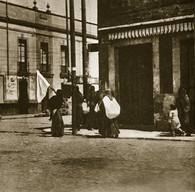 Kvinnor som går på gatorna under täckmantel av en vit flagga under "La decena tragica" i Mexico City, februari 1913 av Agustin Victor Casasola