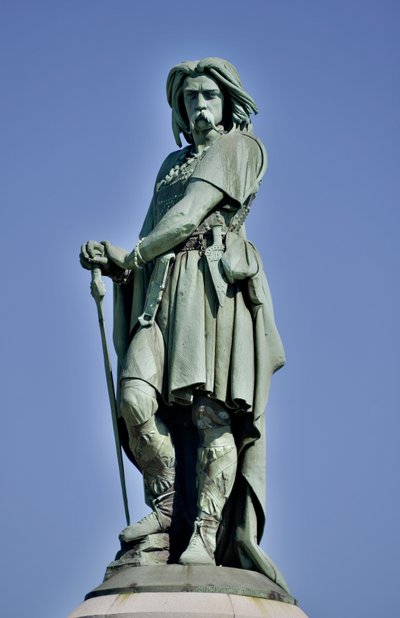Kolossal staty av Vercingetorix (72-46 f.Kr.), gallisk ledare - Skulptur av Millet Aime (1819-1891) 6,60 m hög erige 1865 på den västra delen av Mont Auxois (bas 7 m hög av Viollet Le Duc) Alise Sainte Reine 1865 av Aime Millet