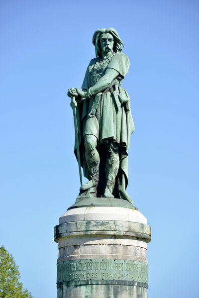 Kolossal staty av Vercingetorix (72-46 f.Kr.), gallisk ledare - Skulptur av Millet Aime (1819-1891) 6,60 m hög erige 1865 på den västra delen av Mont Auxois (bas 7 m hög av Viollet Le Duc) Alise Sainte Reine 1865 av Aime Millet