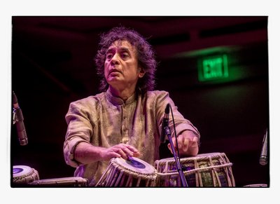 Zakir Hussain på Schermerhorn Symphony Center, Nashville, 2018 (foto) av Alan Messer