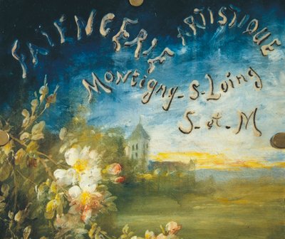 Reklamplakett dekorerad med rosenbuskar, av Albert Boue och Georges Delvaux, cirka 1900, keramik av Albert Boue