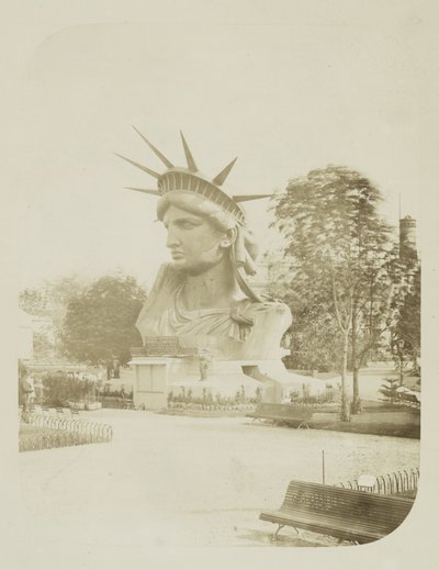 Chef för Frihetsgudinnan utställd i en park i Paris, 1883 av Albert Fernique