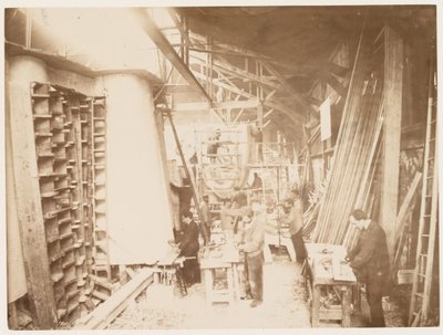 Män i arbete under byggandet av Frihetsgudinnan, Paris, 1883 av Albert Fernique