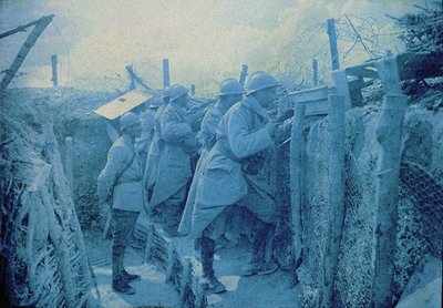 En fransk lyssnarpost: soldater i en skyttegrav på västfronten, Frankrike, 1916 (autokrom) av Albert Samama Chikli