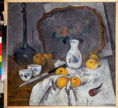 Stilleben med en karaff och en pipa (Komposition med även äpplen på tyg, kniv och bricka) - Stilleben med en karaff och en pipa - Verk av Alexander Vasilyevich Shevchenko (Alexandre Chevtchenko) (1883-1948), olja på kartong av Aleksandr Vasilievich Shevchenko