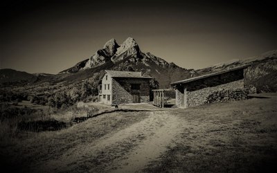 bergets väg, 2019, (fotografi) av Alex Caminker