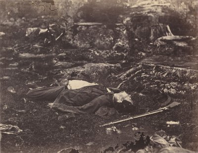 En skarpskytts sista sömn, Gettysburg, Pennsylvania av Alexander Gardner
