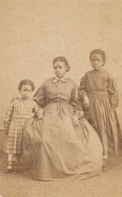 Carte-de-visite av en ung kvinna och två barn, 1864 - 1866. av Alexander Gardner