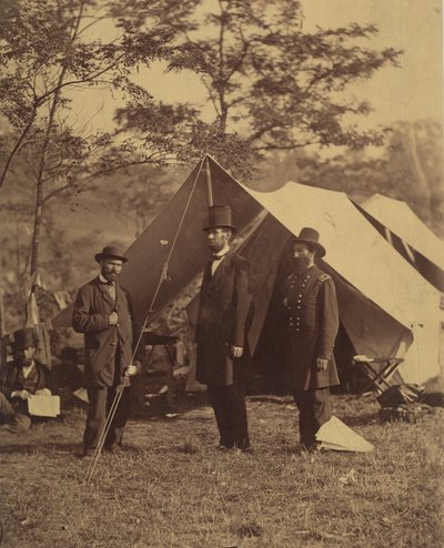 [President Abraham Lincoln, generalmajor John A. McClernand till höger och E. J...., 4 oktober 1862. av Alexander Gardner