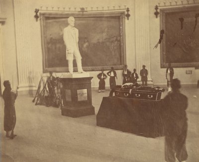 [Thaddeus Stevens ligger i staten i rotundan på Capitolium i Washington], 1867. av Alexander Gardner