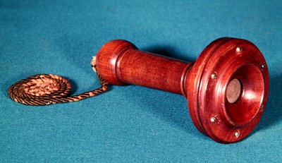 Fjärde designen för telefonhandstycket, 1877 (trä) av Alexander Graham Bell