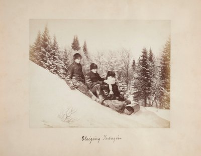 Tre kälkåkare på en snöig kulle av Alexander Henderson