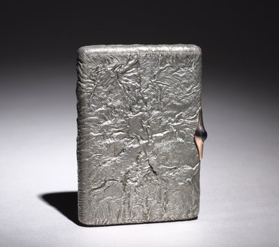 Cigarettlåda, efter 1896 (silver, cabochon safir monterad i guld) av Alexander Karpov
