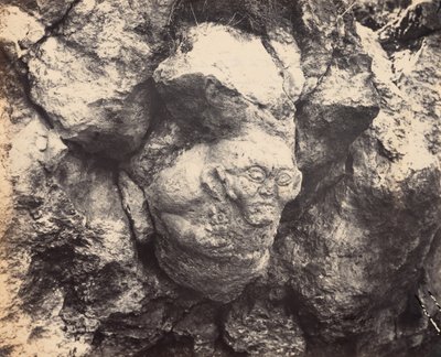 Gigantiskt huvud uthugget i klippan, nyligen upptäckt nära Smyrna vid ingången till en grotta,1866 (foto) av Alexander Sandor Svoboda