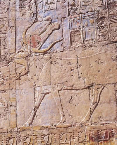 Målad relief av gudinnan Hathor i form av ko av Nicolas Toussaint Charlet