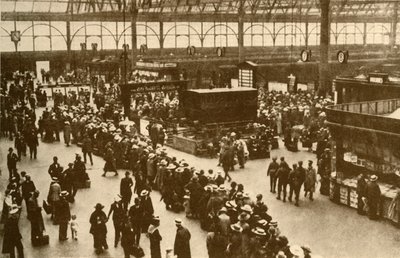 "En kö av semesterfirare som väntar på tåg vid Waterloo Station, London", 1930. av Alfieri