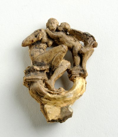 Maquette för en nyckelbåge med en amor som viskar till en sittande flicka: tre skisser för centralgruppen (gips) av Alfred Gilbert