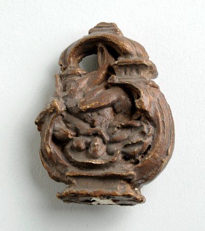 Maquette för en nyckelbåge med en amor som viskar till en sittande flicka: tre skisser för centralgruppen (gips) av Alfred Gilbert