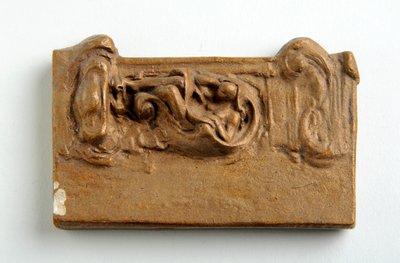 Maquette för en panel med en sittande figur (målad gips) av Alfred Gilbert
