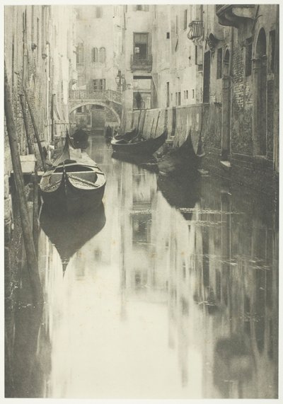 En venetiansk kanal, 1894, tryckt 1897. av Alfred Stieglitz