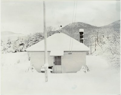 Första snön och det lilla huset, 1923. av Alfred Stieglitz