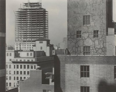 Från mitt fönster på en amerikansk plats, sydväst, 1932. av Alfred Stieglitz