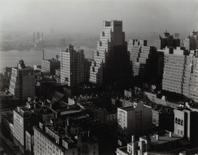 Från mitt fönster på Shelton, sydost av Alfred Stieglitz